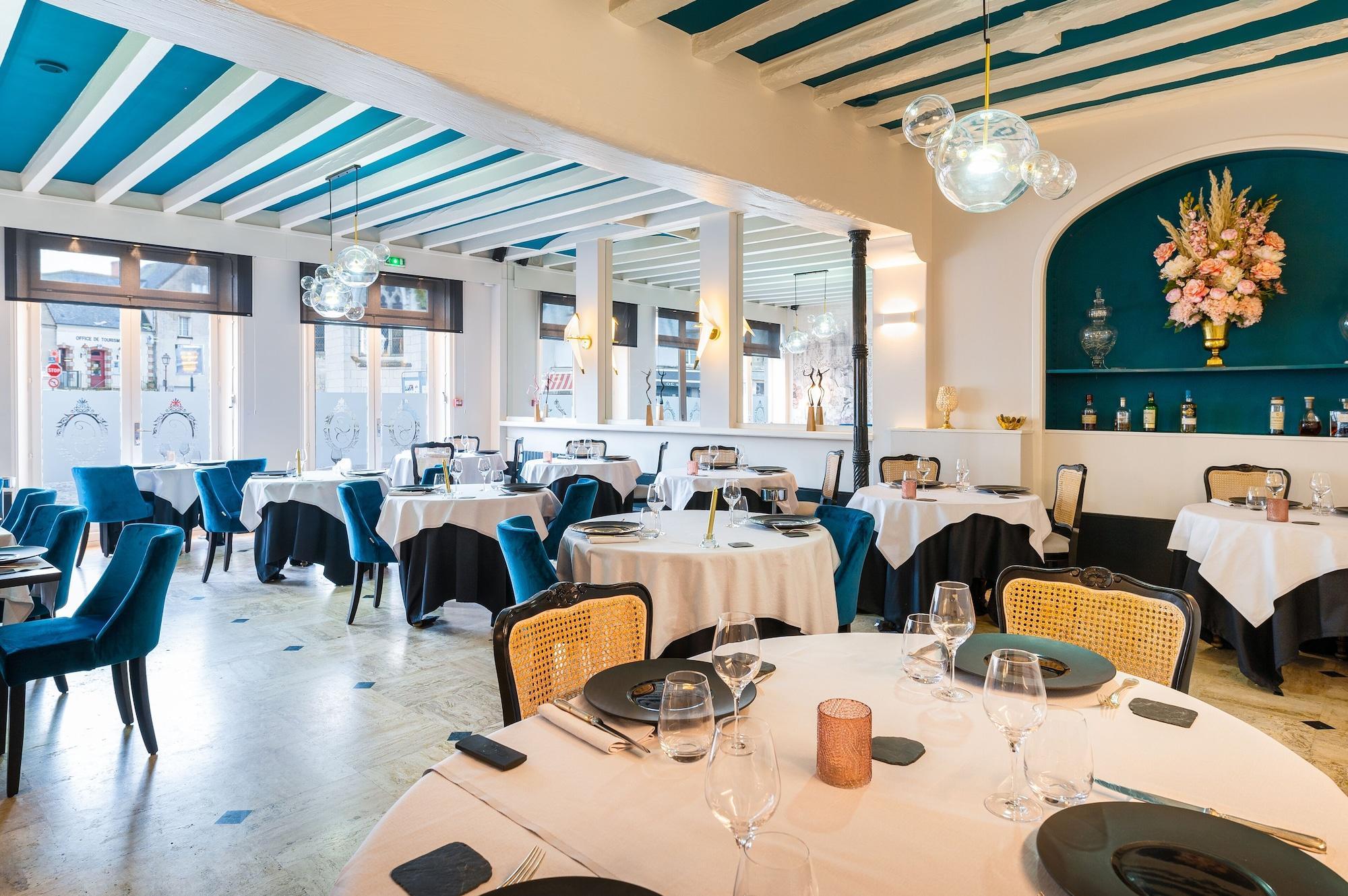 Logis Hotel Restaurant Le Cheval Blanc Blere Exterior photo