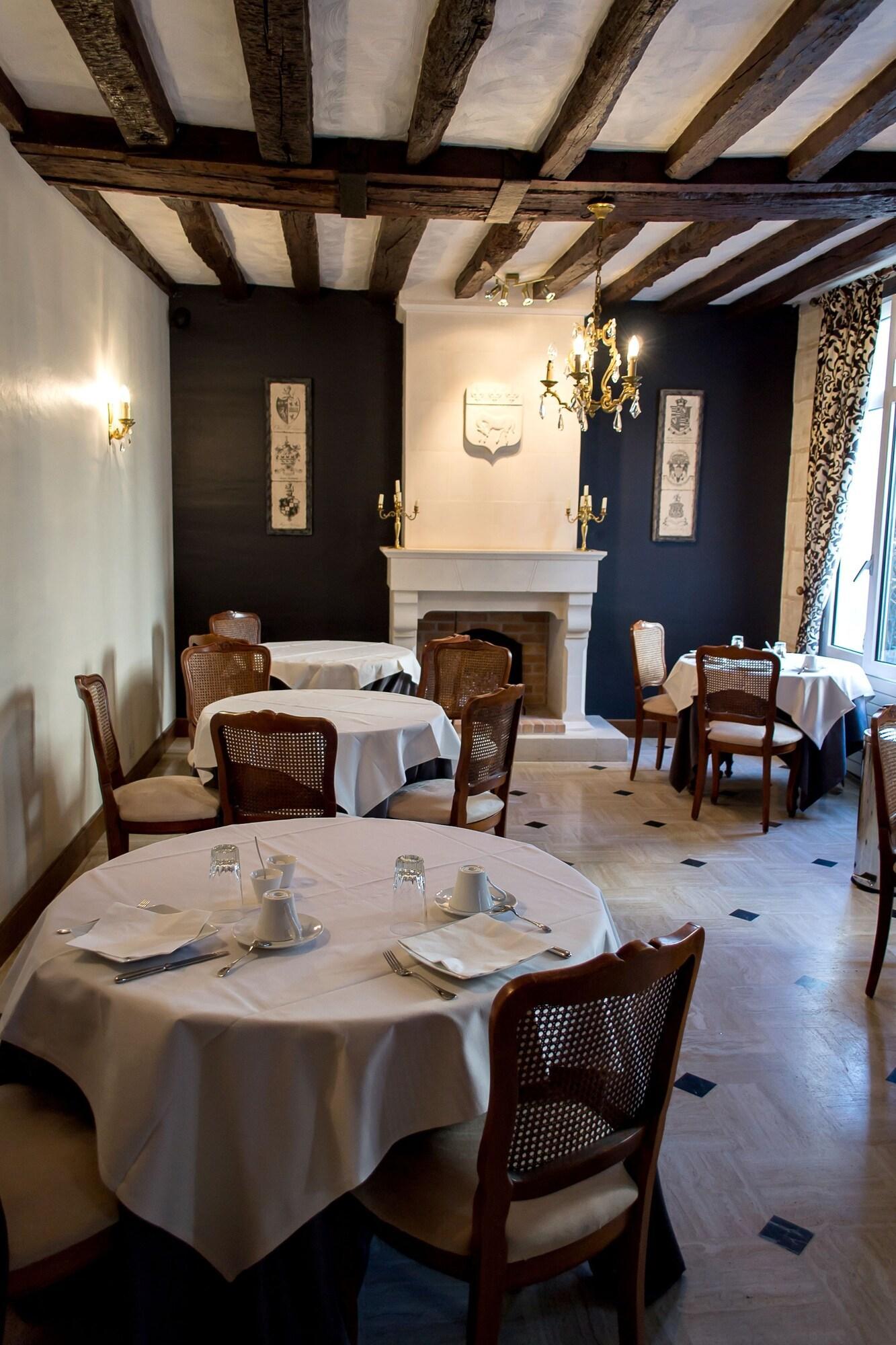 Logis Hotel Restaurant Le Cheval Blanc Blere Exterior photo