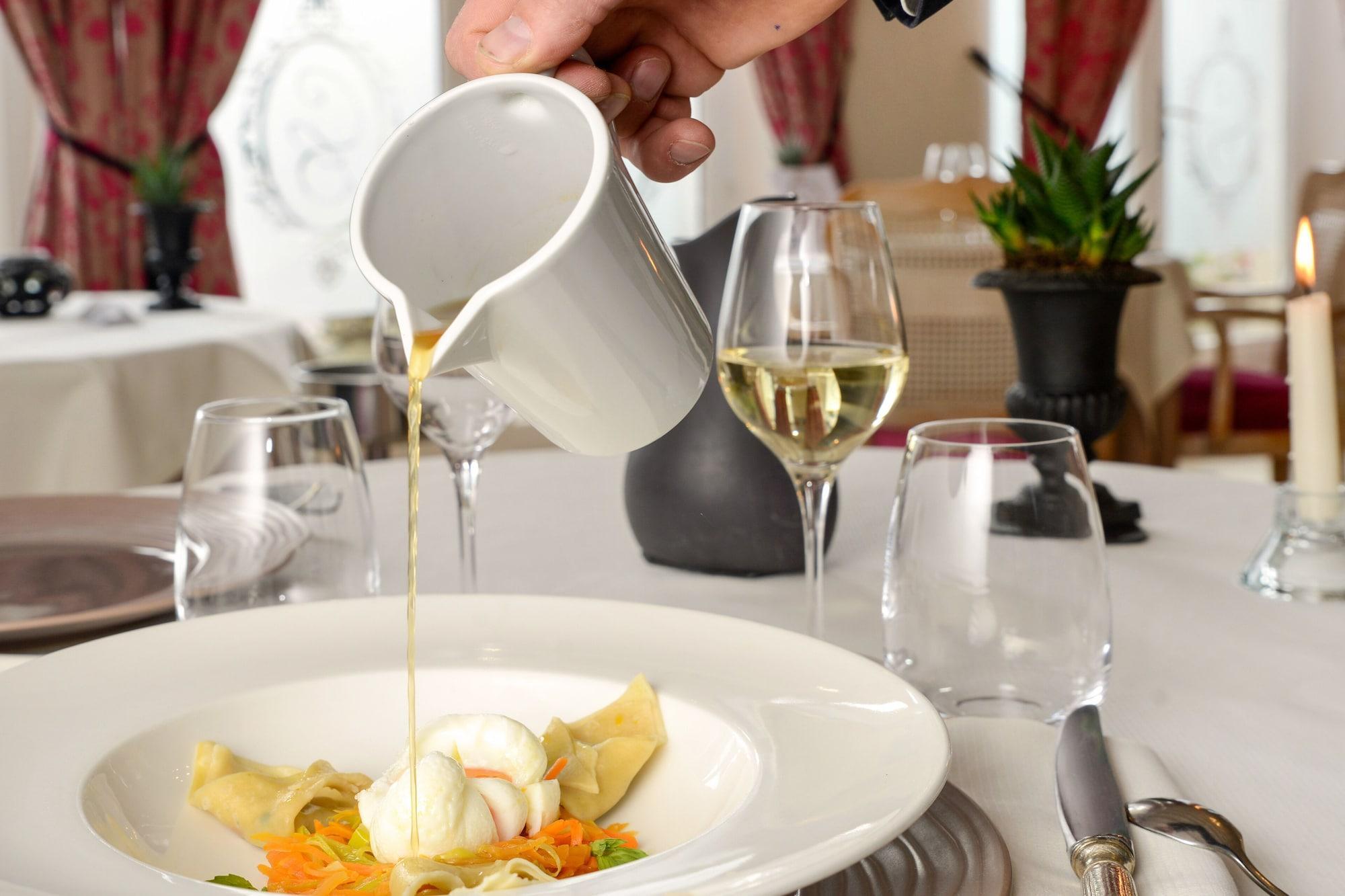 Logis Hotel Restaurant Le Cheval Blanc Blere Exterior photo