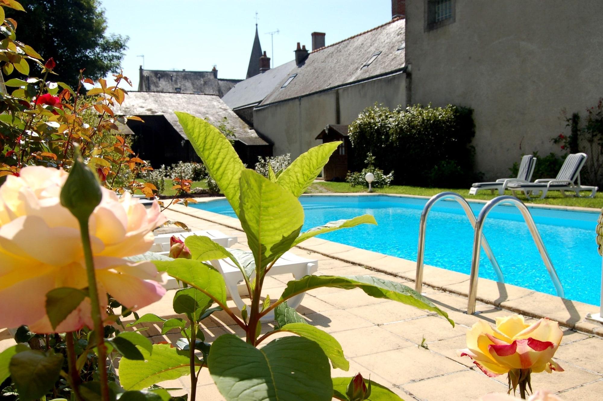 Logis Hotel Restaurant Le Cheval Blanc Blere Exterior photo