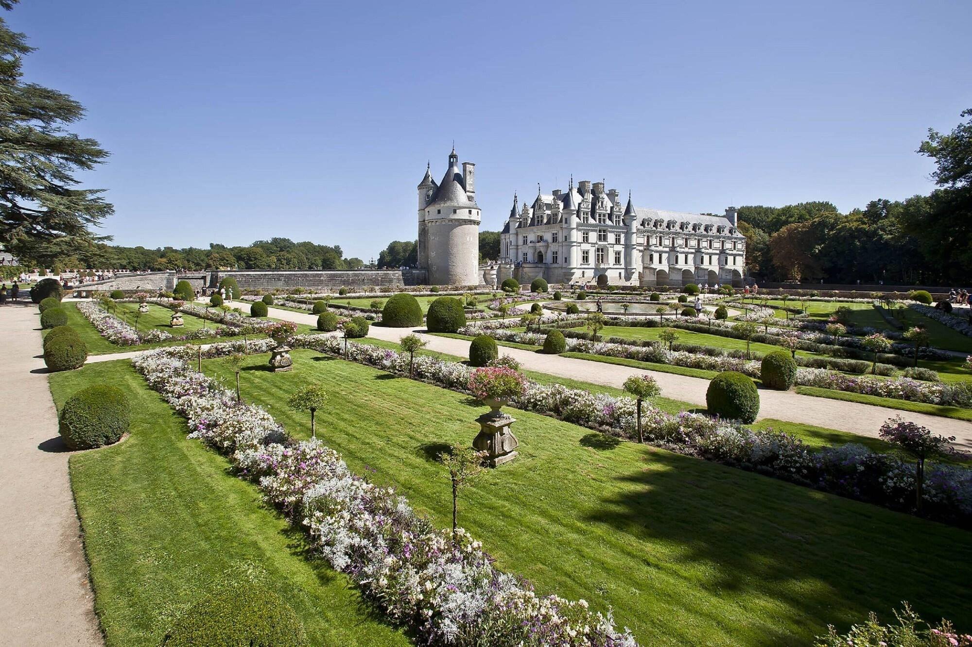 Logis Hotel Restaurant Le Cheval Blanc Blere Exterior photo