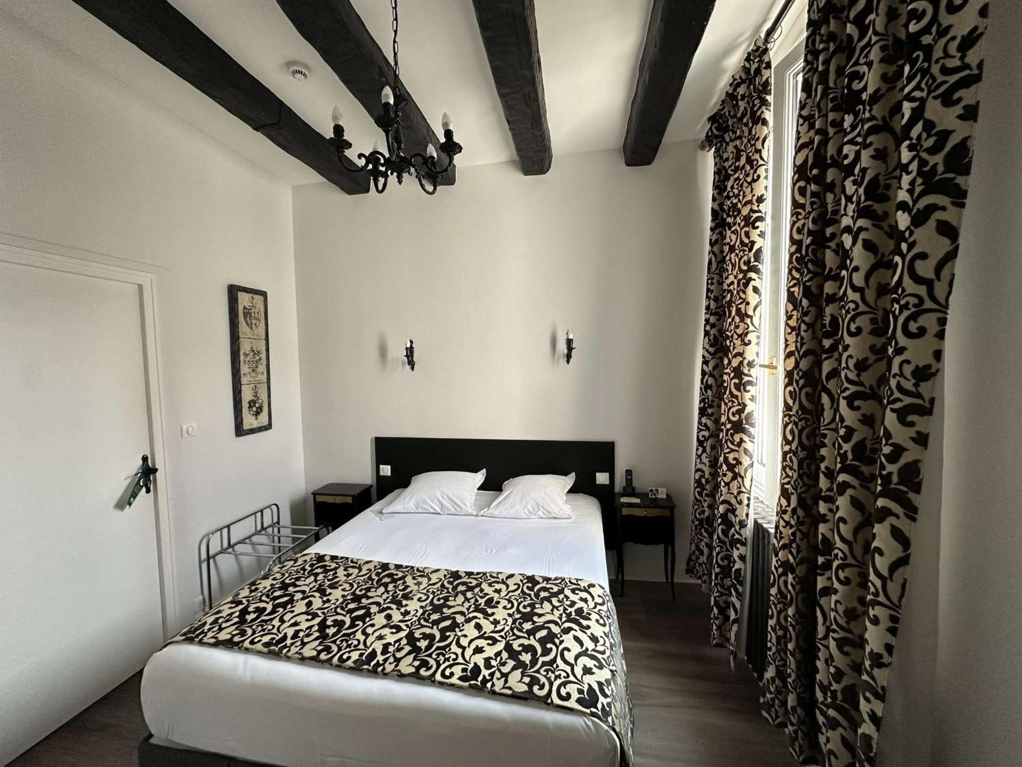 Logis Hotel Restaurant Le Cheval Blanc Blere Exterior photo