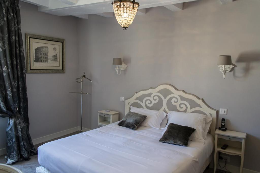 Logis Hotel Restaurant Le Cheval Blanc Blere Exterior photo