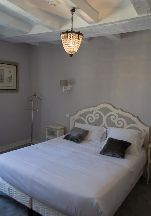 Logis Hotel Restaurant Le Cheval Blanc Blere Exterior photo